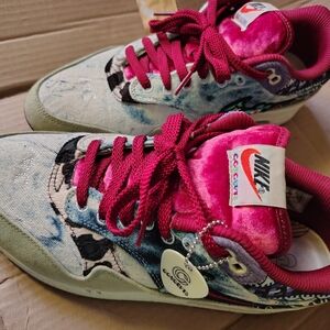 MENS NIKE AIRMAX- Burgundy and Blue w/ Different Patterns 9.5 ( Excellent Con.)